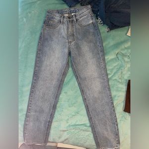 Light washed blue jeans. Nice loose fitting from J Galt. Size small